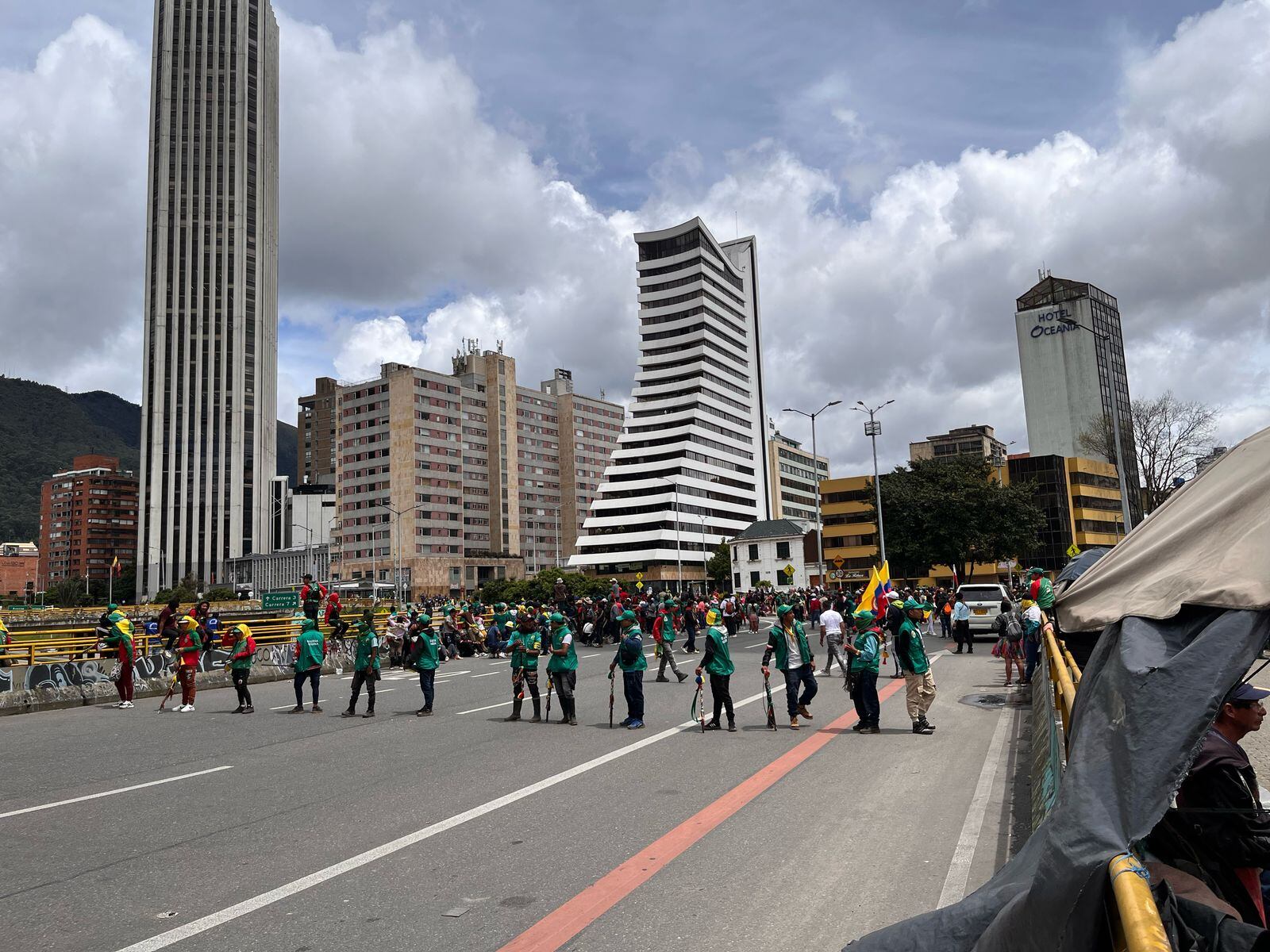 Minga Indígena concentrada frente a la Superintendencia de Notariado y Registro y el Departamento Nacional de Planeación. (30 de abril, 2025)