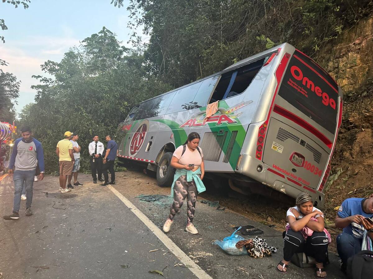 Buses de Omega chocaron en Santander, dejando un saldo de 9 heridos