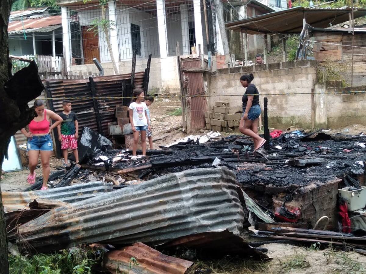 Familia quedó en la calle por incendio que arrasó con su vivienda en Cartagena