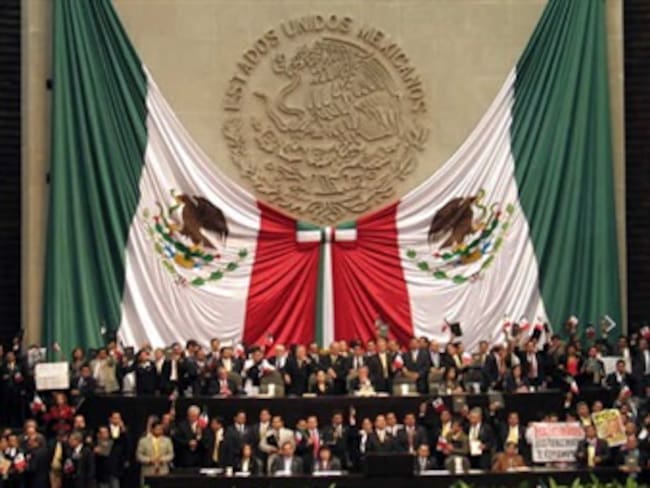Congreso mexicano aprueba reforma petrolera tras 7 meses de debates