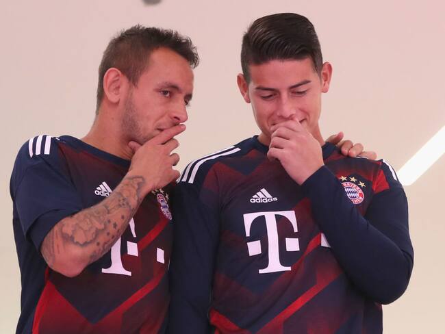 Rafinha y James Rodríguez previo a un partido del Bayern Múnich en 2017 / Getty Images