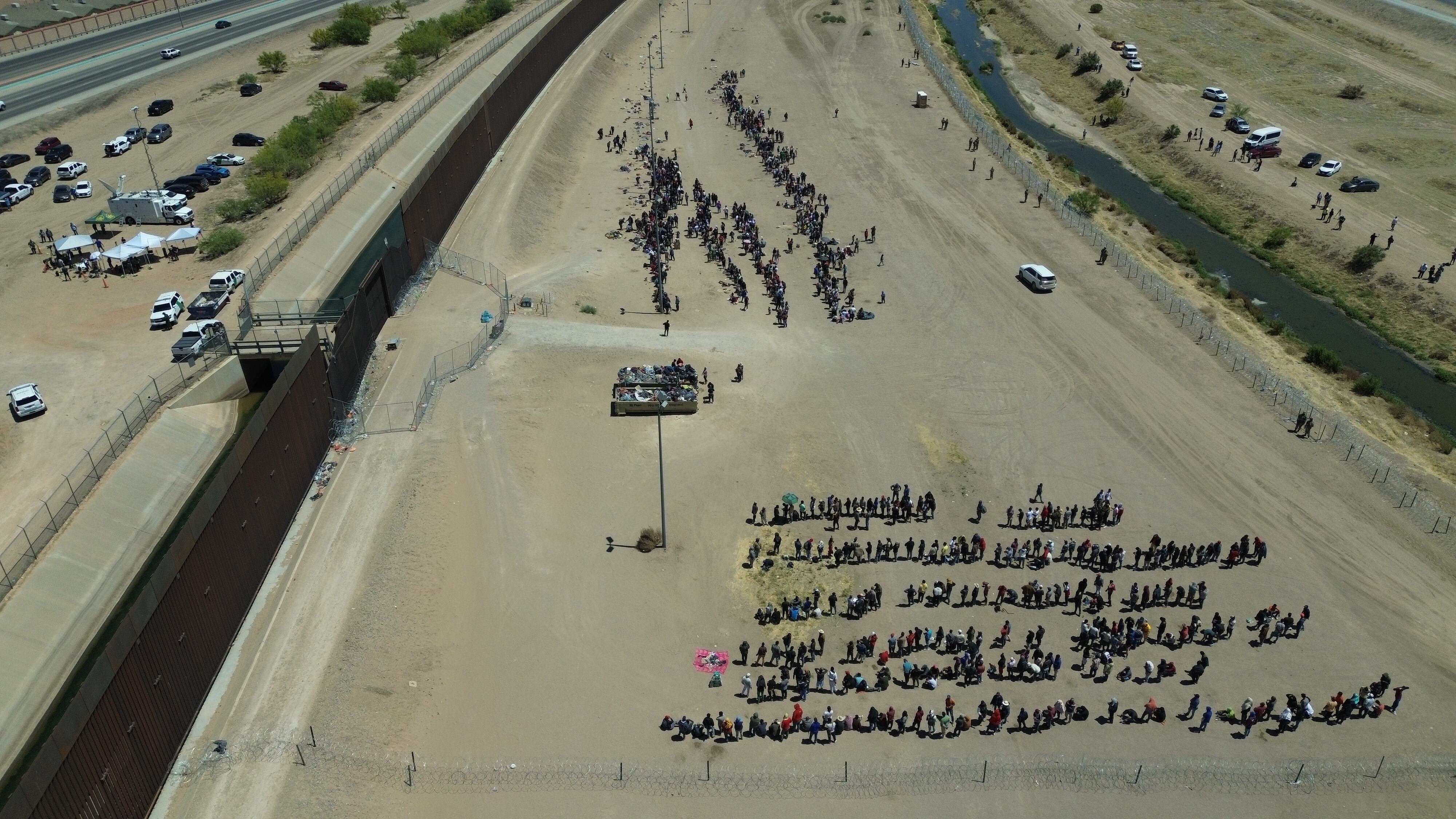 Migrantes que intentaban cruzar la frontera entre México y Estados Unidos antes del fin del Título 42. 
(Foto: Christian Torres Chavez/Anadolu Agency via Getty Images)