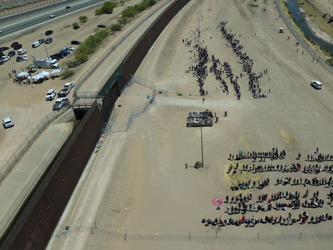 Migrantes que intentaban cruzar la frontera entre México y Estados Unidos antes del fin del Título 42. 
(Foto: Christian Torres Chavez/Anadolu Agency via Getty Images)