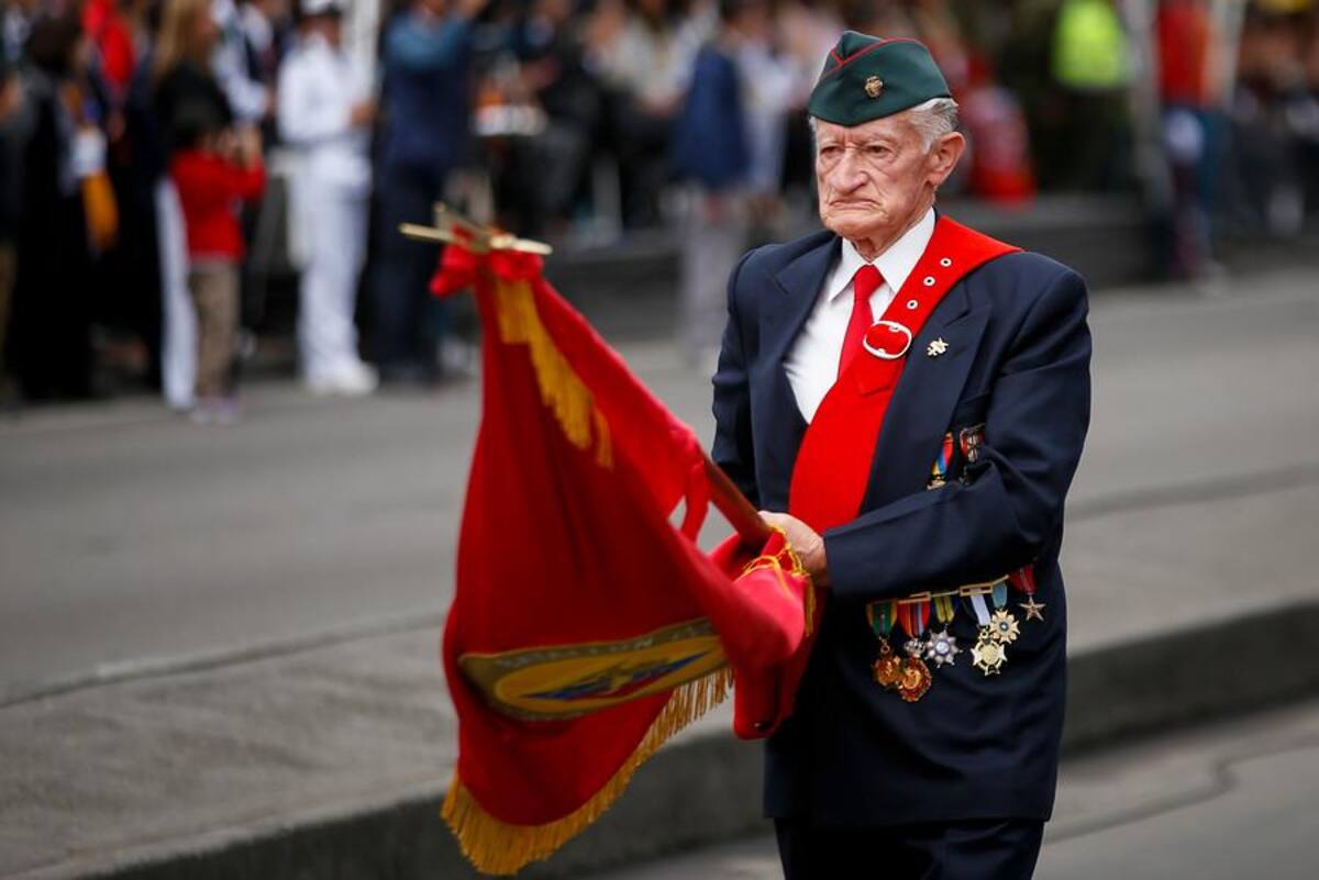Miles de bogotanos salieron a las calles a observar el desfile del 20 de julio que realizan las Fuerzas Armadas Colombianas.