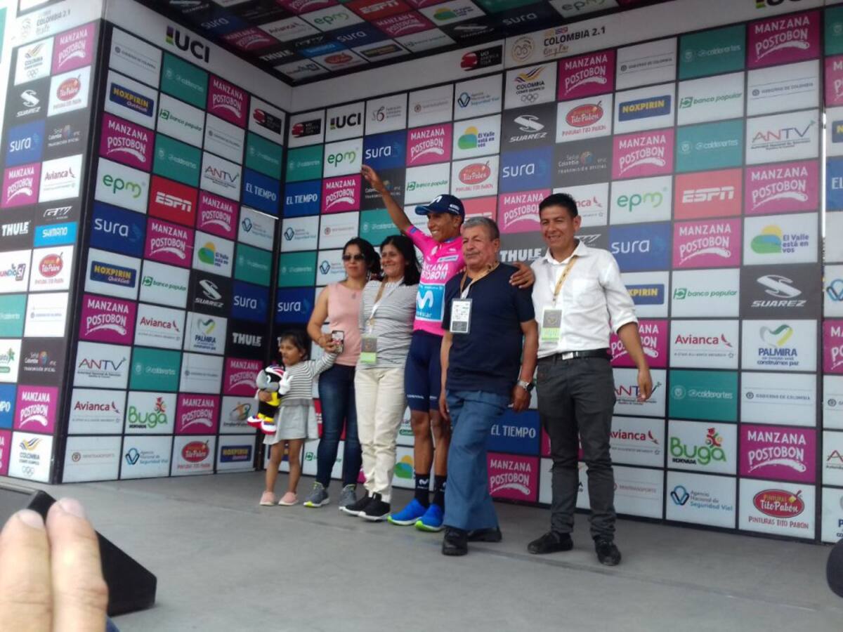 Nairo Quintana con su familia en el podio de los ganadores