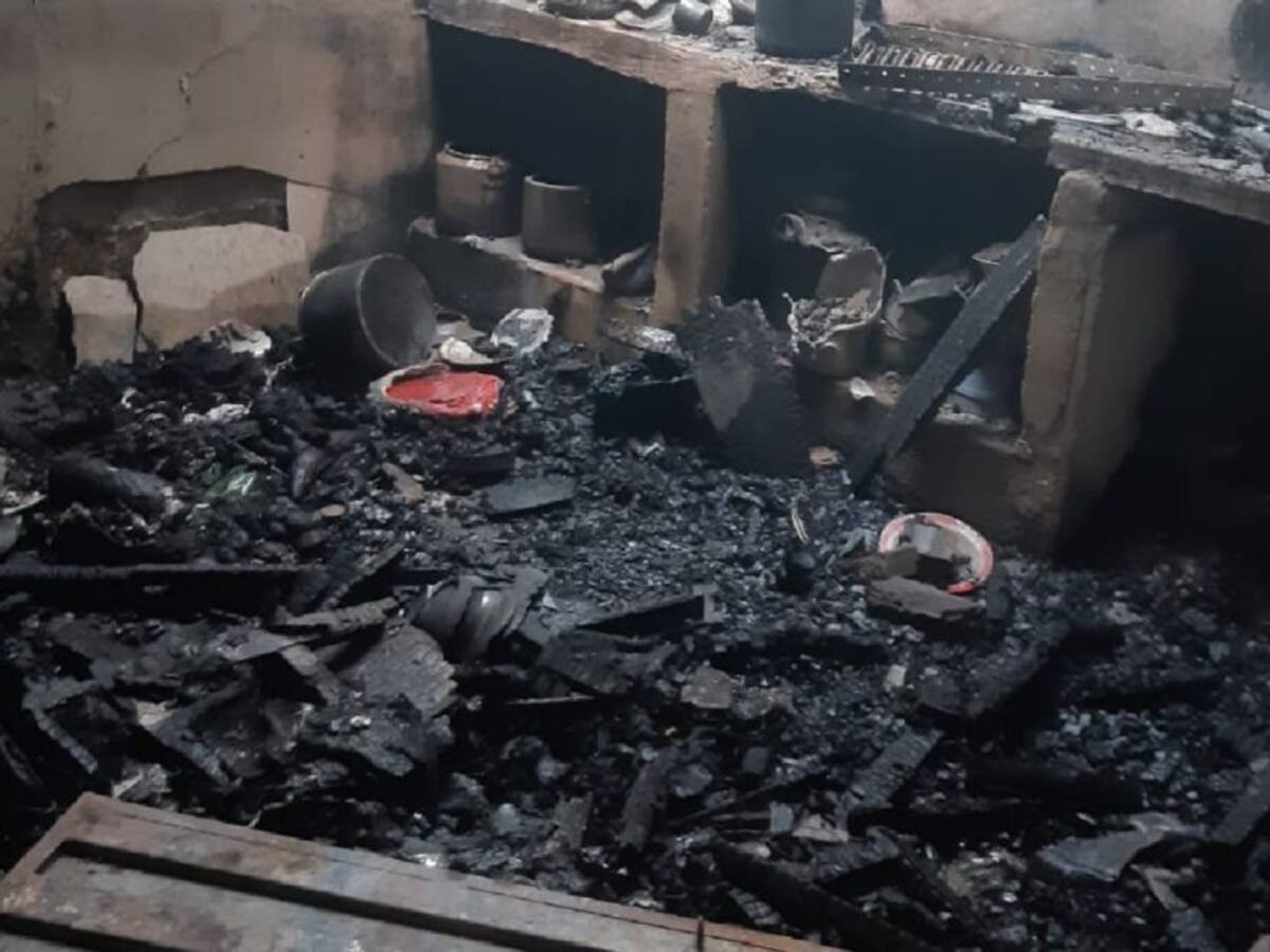 En llamas quedó vivienda del Playón por una veladora