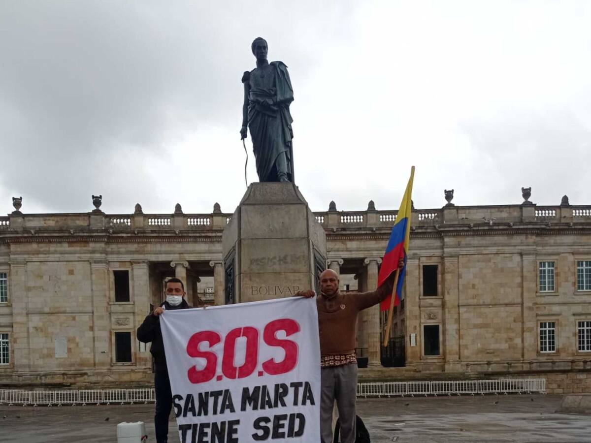 Dos samarios llegaron hasta Bogotá a protestar por la falta de agua