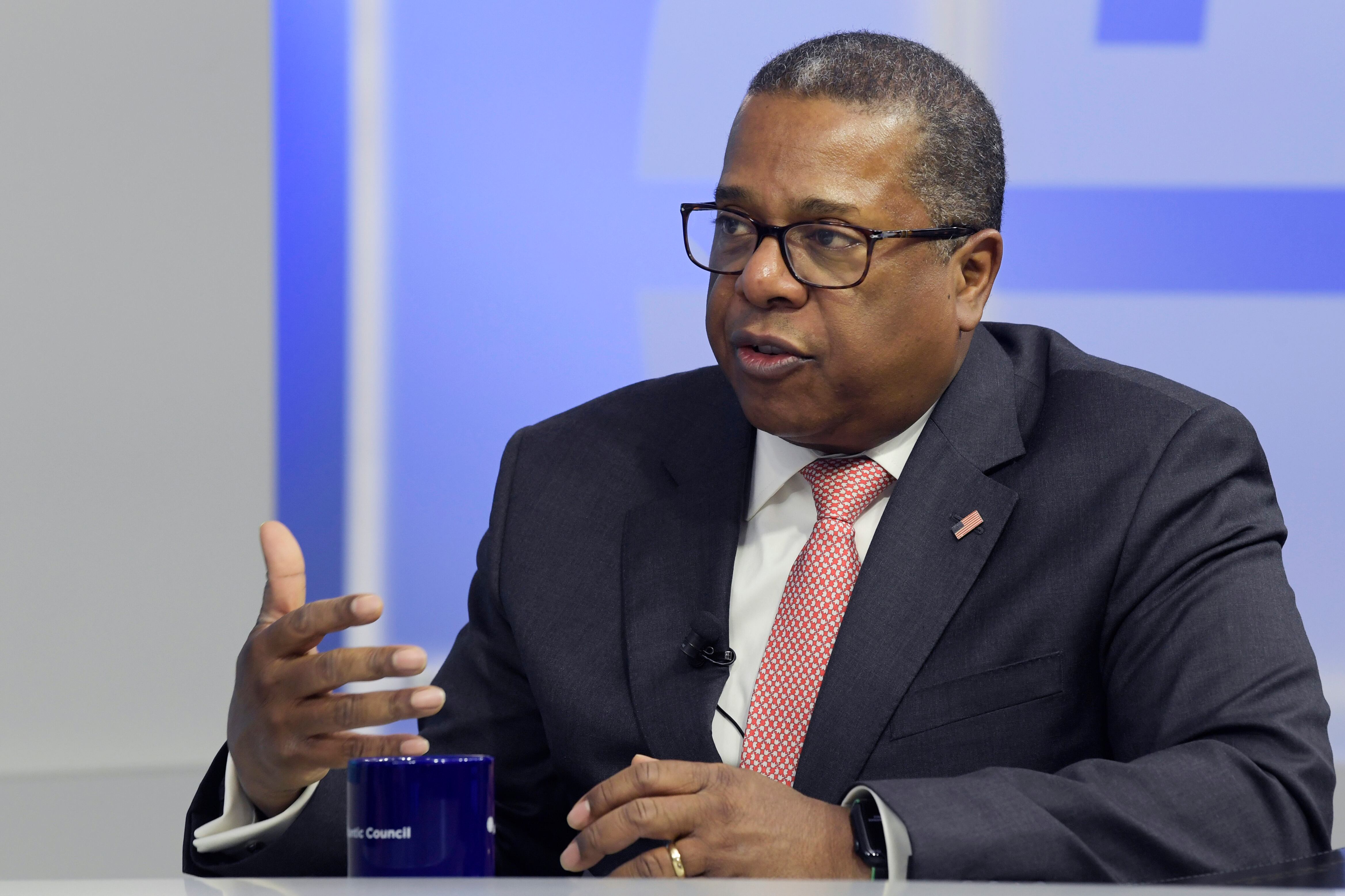 USA919. WASHINGTON (DC, EEUU), 05/12/2023.- El secretario adjunto del Departamento de Estado para América Latina, Brian Nichols, habla durante una charla titulada 'Venezuela 2024: Una oportunidad democrática' ofrecida hoy en el centro de pensamiento Atlantic Council, en Washington (EEUU). Estados Unidos exigió este martes al Gobierno de Nicolás Maduro en Venezuela un proceso "expedito y transparente" para levantar la inhabilitación de la candidata opositora María Corina Machado antes de que se convoquen las elecciones presidenciales. EFE/Lenin Nolly