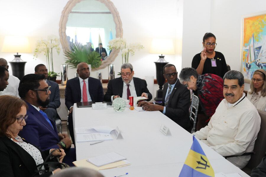 Mohammed Irfaan Ali, presidente de Guyana y Nicolás Maduro, presidente de Venezuela se reunieron en San Vicente y las Granadinas para bajar las tensiones por la disputa por el territorio del Esequibo. Foto: prensa presidencial de Venezuela.
