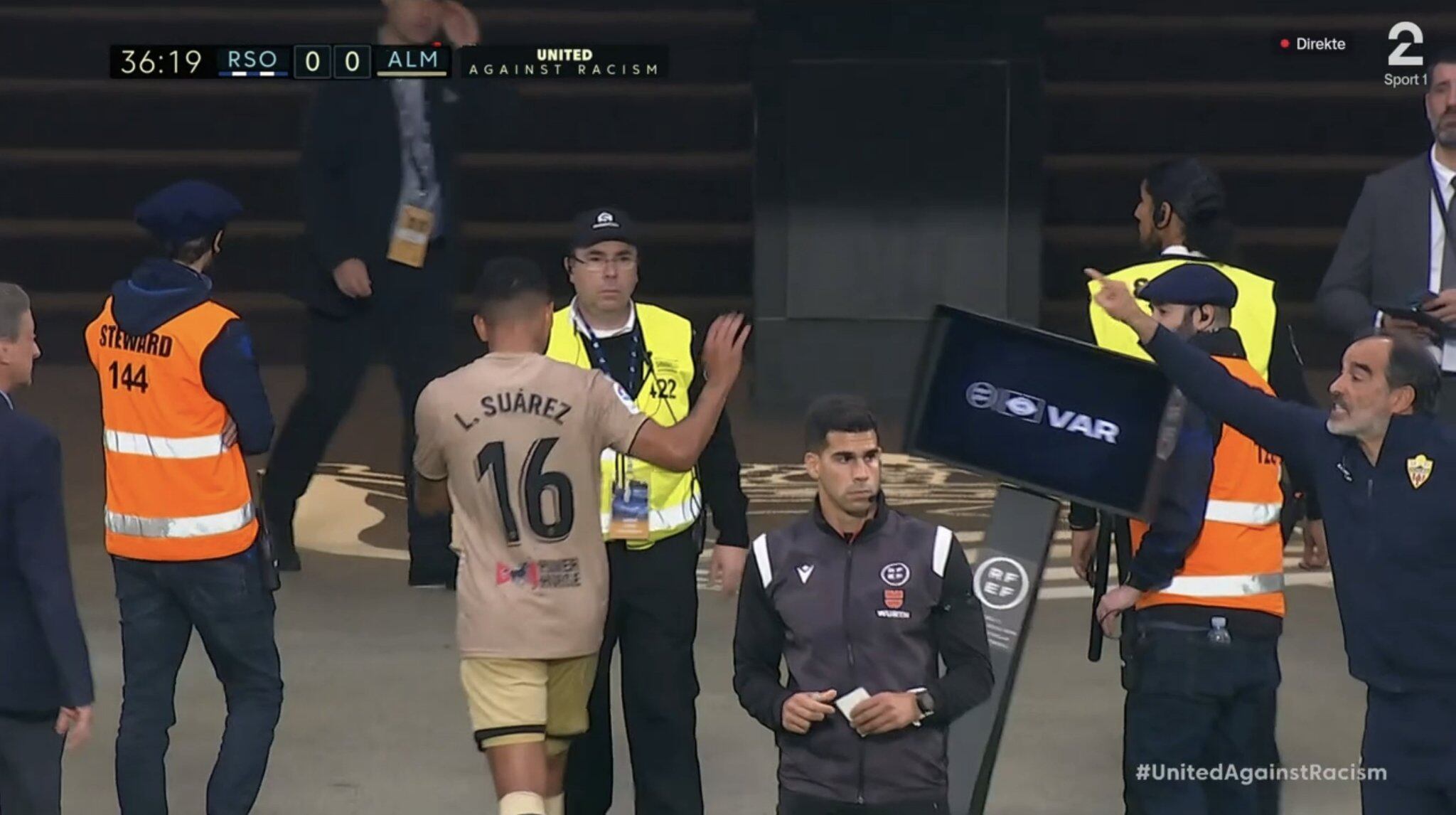 Luis Suarez tira el monitor del VAR luego de ser expulsado. Foto: Twitter