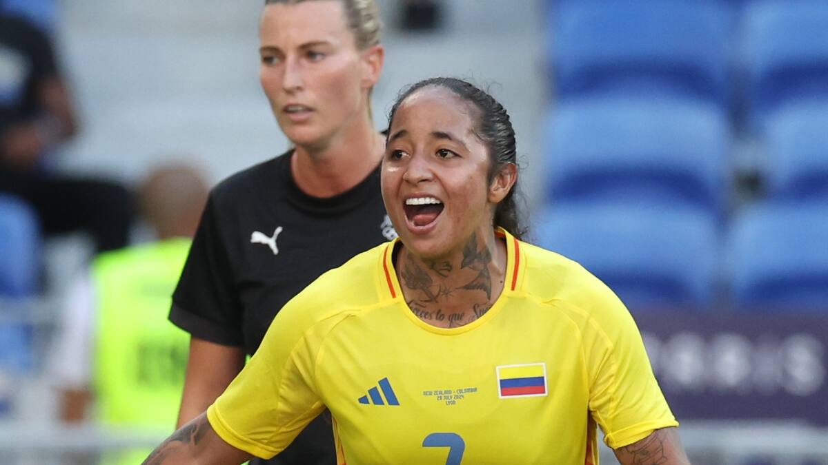 Manuela Pavi llega a la primera división del fútbol inglés con divertida presentación