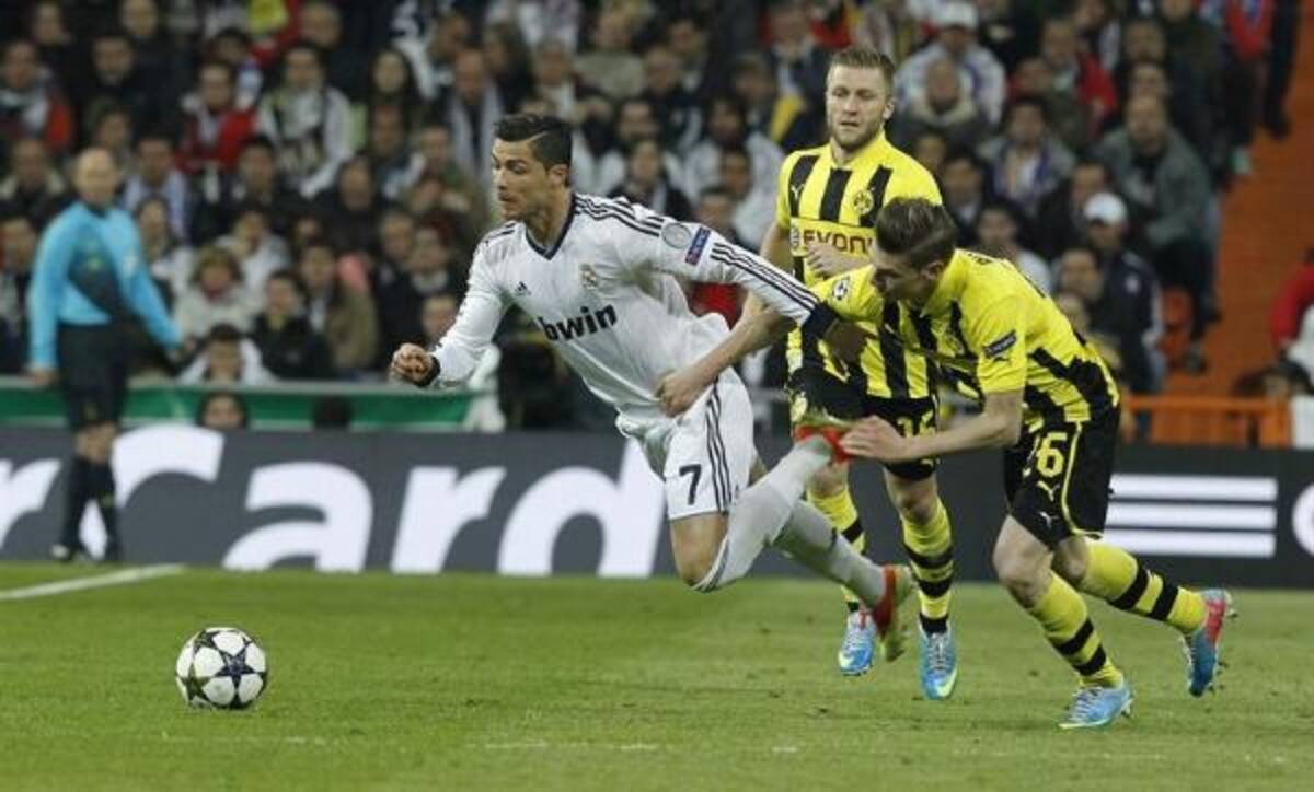 Cristiano Ronaldo cae tras la marca de Pizsckzek.