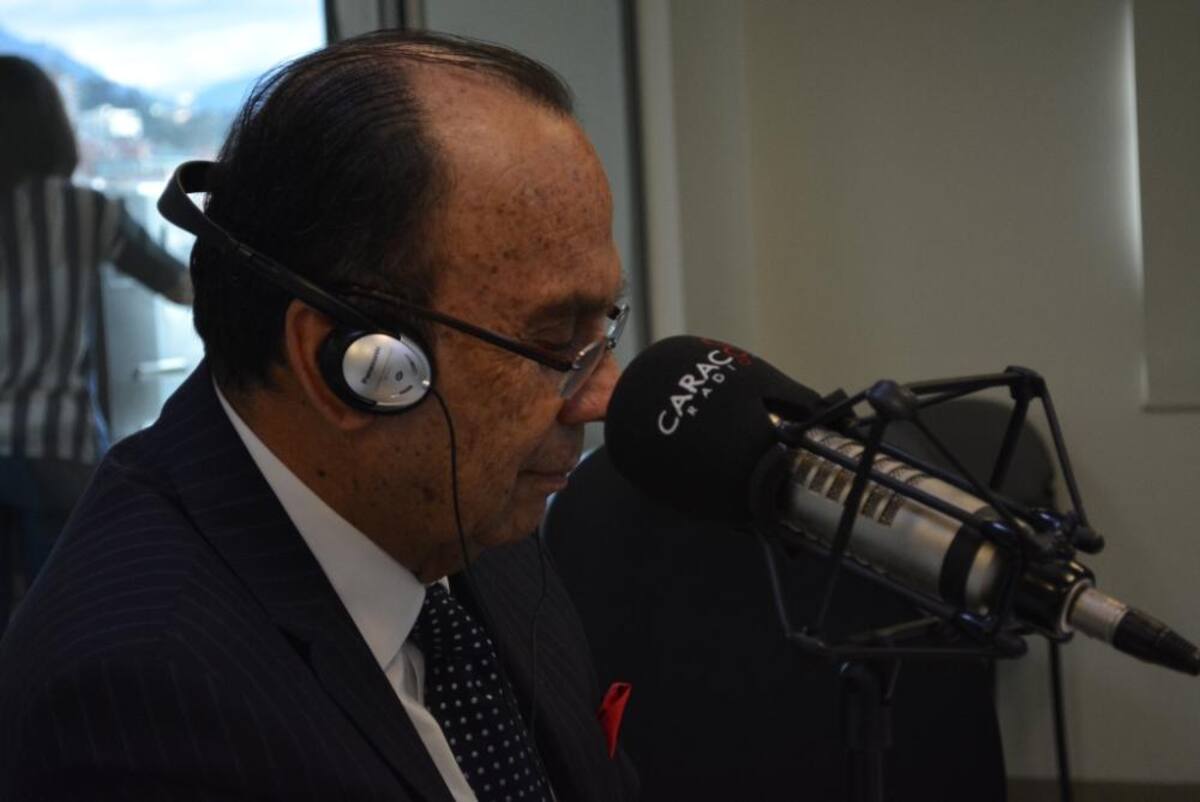 Tras dos décadas de estar inundando de humor a los colombianos, el admirado periodista se retira de La Luciérnaga, vea como desarrolla su último programa.