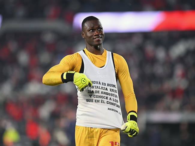 Wbeimar Asprilla celebra tras marcar el penalti definitivo en la clasificación a cuartos de final de la Copa Sudamericana. (Photo by Rodrigo Valle/Getty Images)