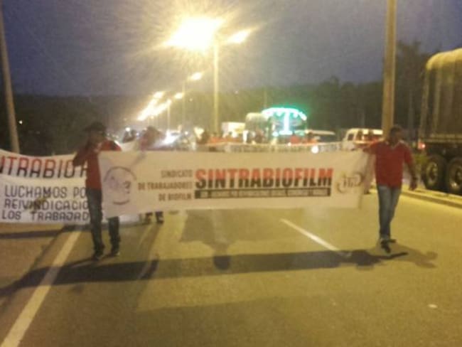 Sindicato de trabajadores protestan en la zona industrial de Cartagena