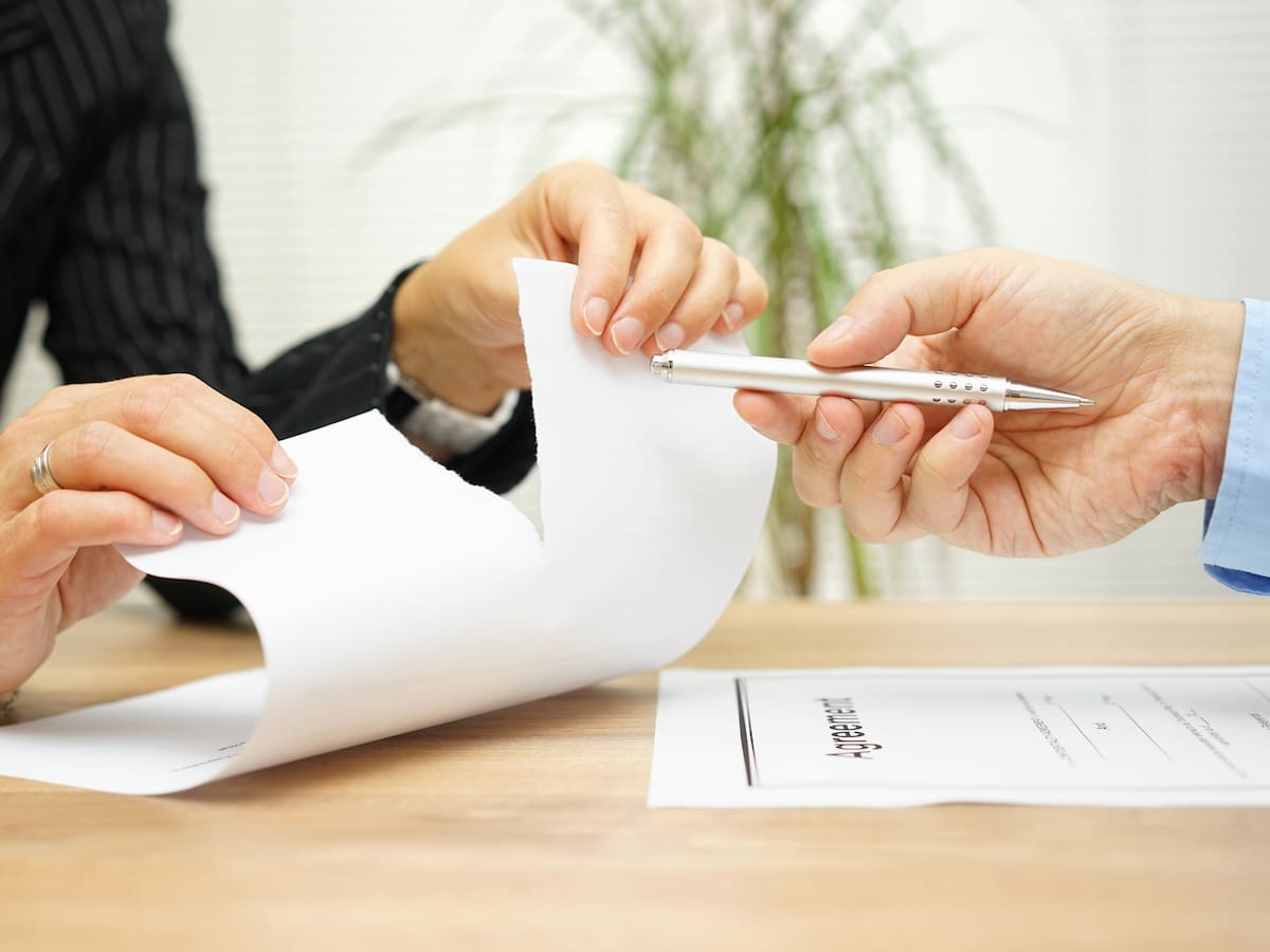 ¿Cómo terminar un contrato de arriendo anticipadamente? MinJusticia expone las reglas