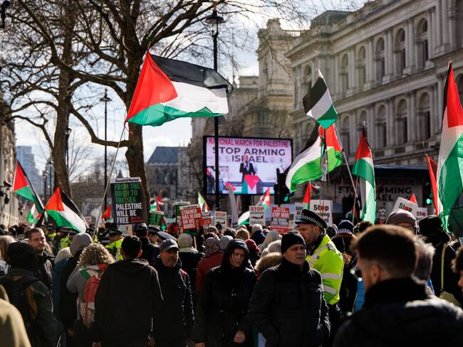 LONDON (United Kingdom), 15/03/2025.- Pro-Palestinian demonstrators gather for a rally on Whitehall during a national demonstration for Palestine, in London, Britain, 15 March 2025. Protesters demand the end of Israeli blockade on the Gaza Strip and implementation of the second phase of the ceasefire agreement. (Protestas, Reino Unido, Londres) EFE/EPA/TOLGA AKMEN