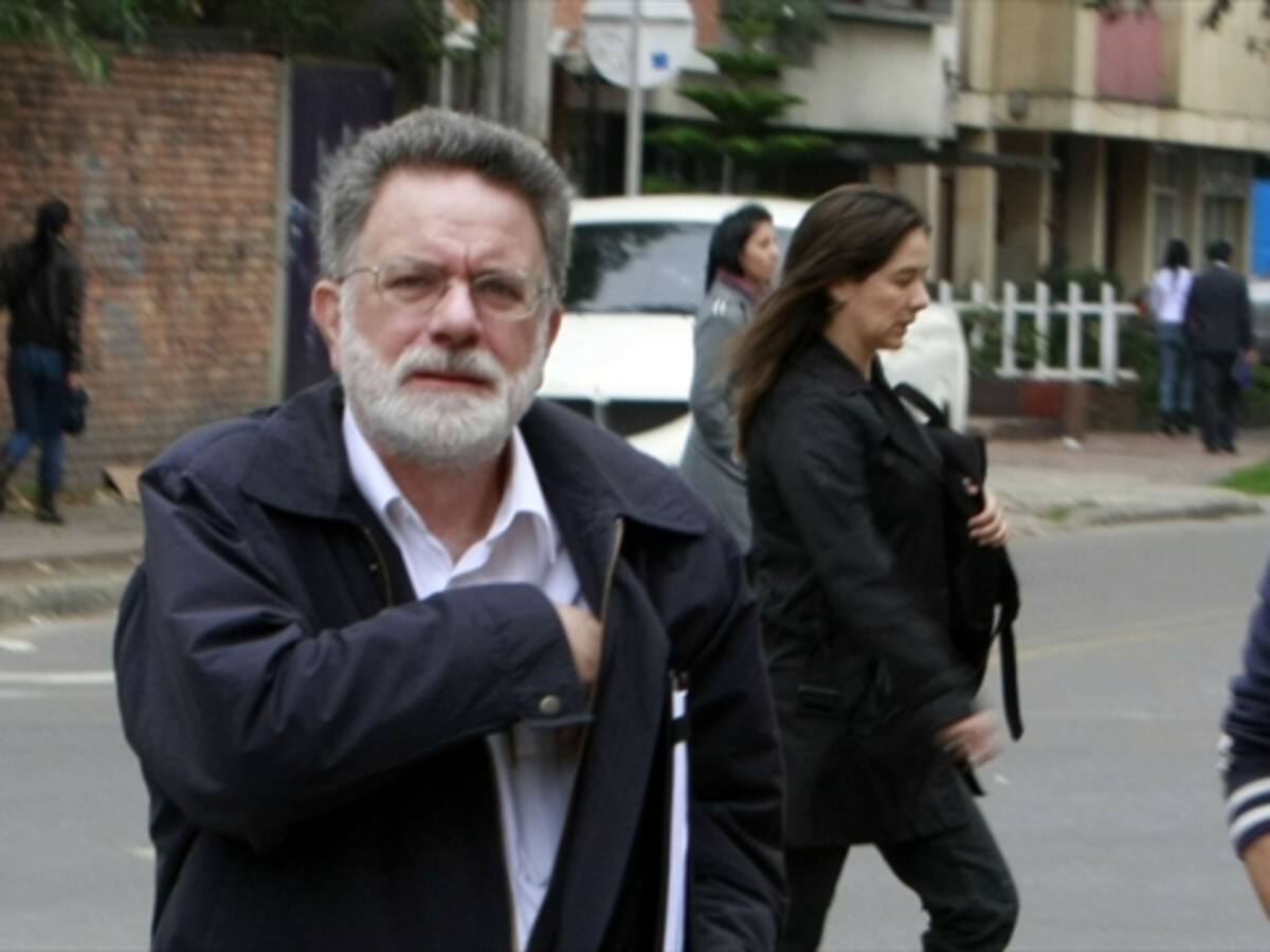 Reaparece el excomisionado Restrepo y pregunta quién lo chuzaba