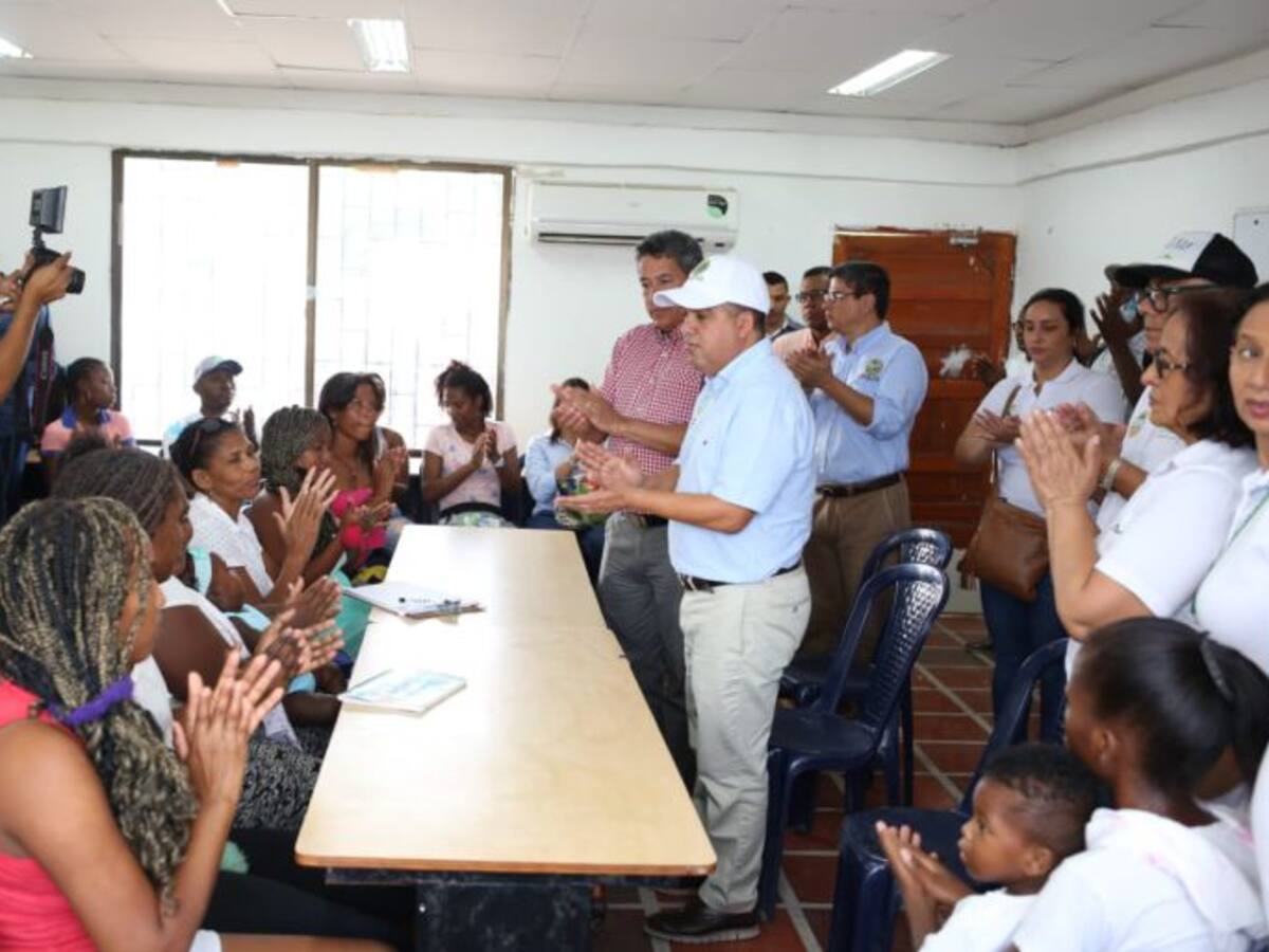 Alcalde de Cartagena entrega libros a colegio de Tierrabomba
