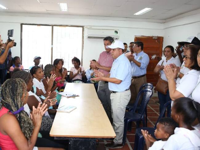 Alcalde de Cartagena entrega libros a colegio de Tierrabomba