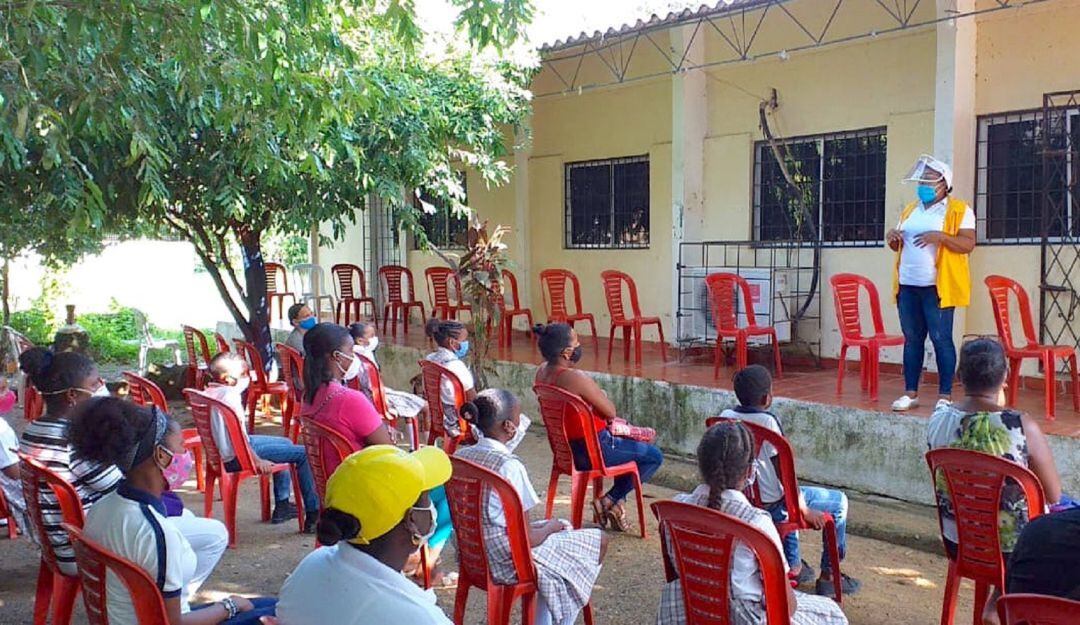 Estudiantes y padres de familia en colegio del municipio de Marialabaja