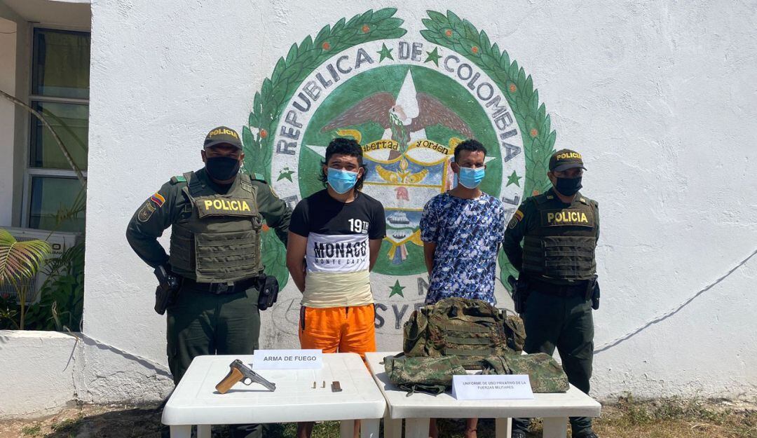 A los detenidos les fue incautado una pistola nueve milímetros, dos uniformes pixelados y un morral de asalto