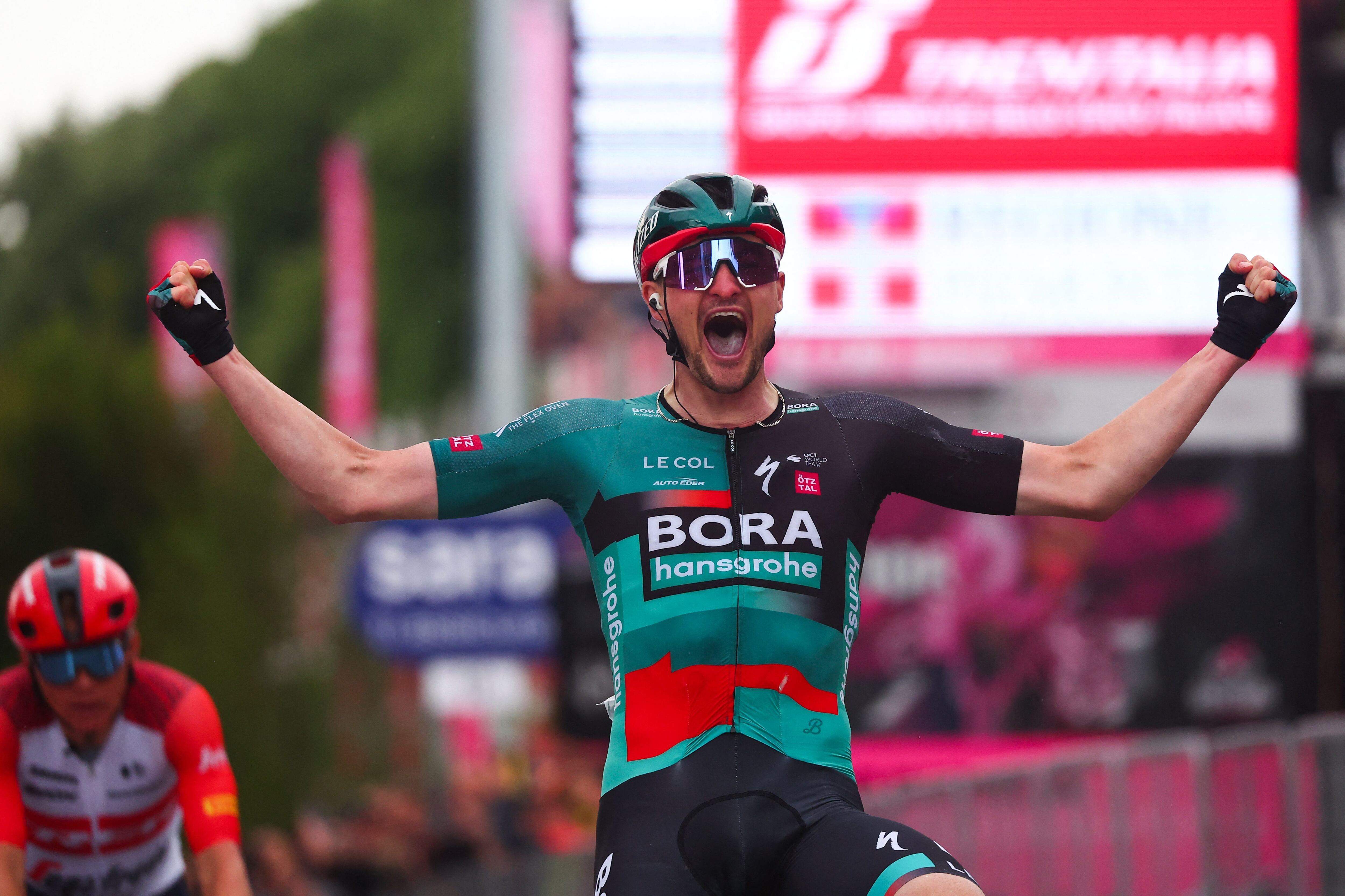 Nico Denz festeja su triunfo en la etapa 12 del Giro. (Photo by Luca Bettini / AFP) (Photo by LUCA BETTINI/AFP via Getty Images)