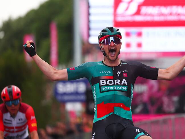 Nico Denz festeja su triunfo en la etapa 12 del Giro. (Photo by Luca Bettini / AFP) (Photo by LUCA BETTINI/AFP via Getty Images)