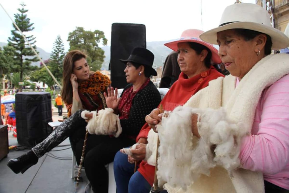 Carolina Cruz y las hilanderas de Nobsa, Boyacá.