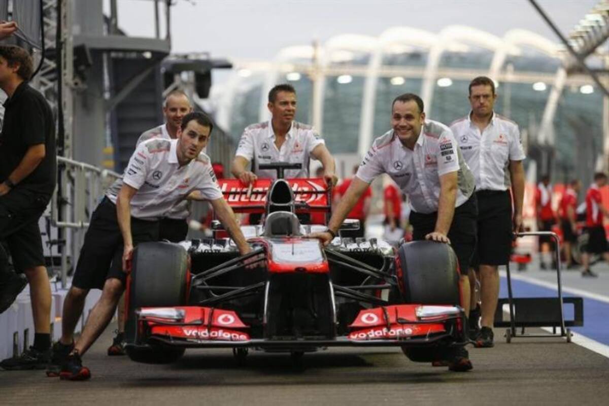 Las escuderías se preparan para las prácticas libres y las clasificaciones, el sábado en la mañana de Colombia (Noche de Singapur) en la carrera nocturna de la gran carpa del automovilismo.