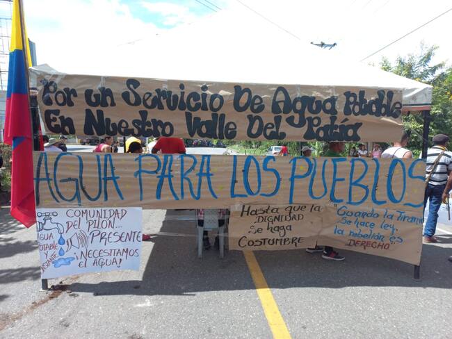 Por falta de agua potable, comunidades bloquean la vía Panamericana en Cauca