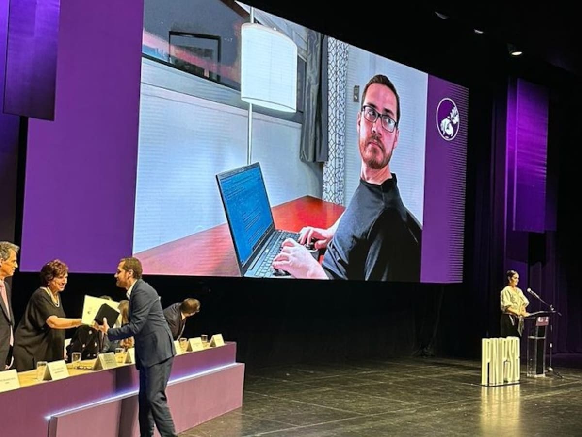 Daniel Ruge ganó Premio Simón Bolívar 2023 por ‘Mejor Pieza de Humor’