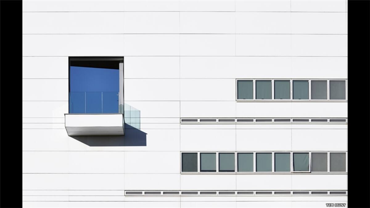 Los 15 finalistas fueron seleccionados por un panel de jueces que incluyó el crítico de fotografía y editor Sue Steward, el galardonado fotógrafo Matt Wain y el editor de la revista Construction Manager Elaine Knutt. Escaleras de un moderno hotel situado en Monte Palace, Sete Cidades en las Azores fotografiadas por Vera Cymbron .