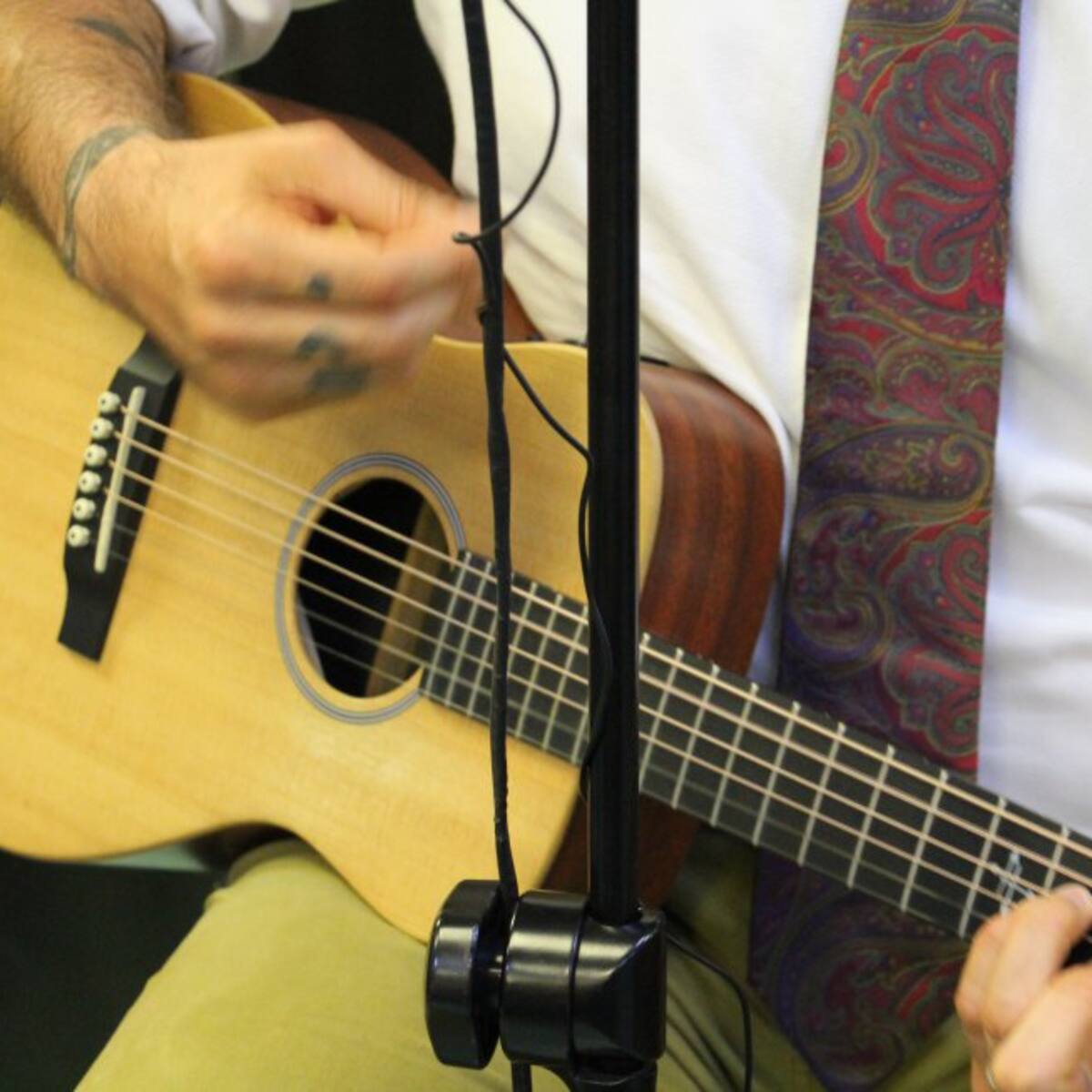 “Ahora me tocó a mí” Santiago Cruz tras el daño de su guitarra en una aerolínea
