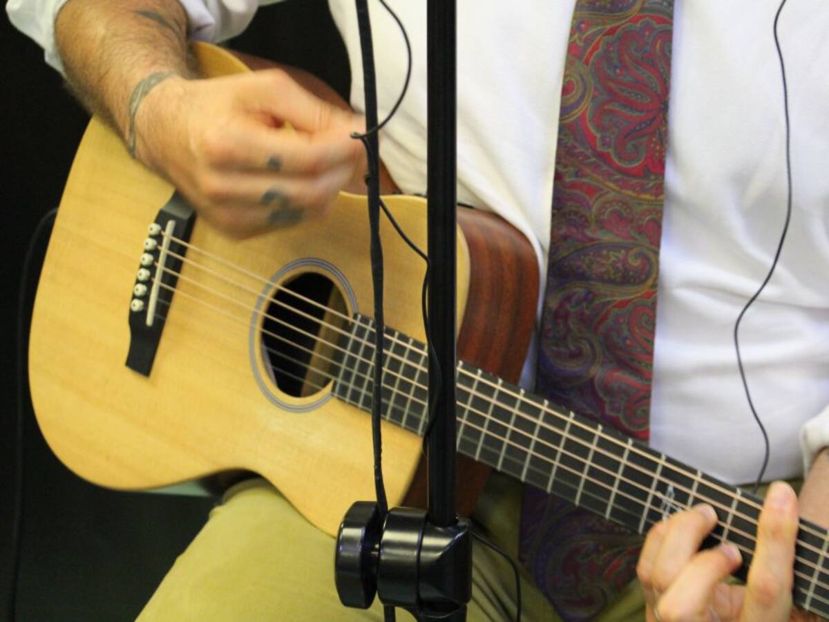“Ahora me tocó a mí” Santiago Cruz tras el daño de su guitarra en una aerolínea