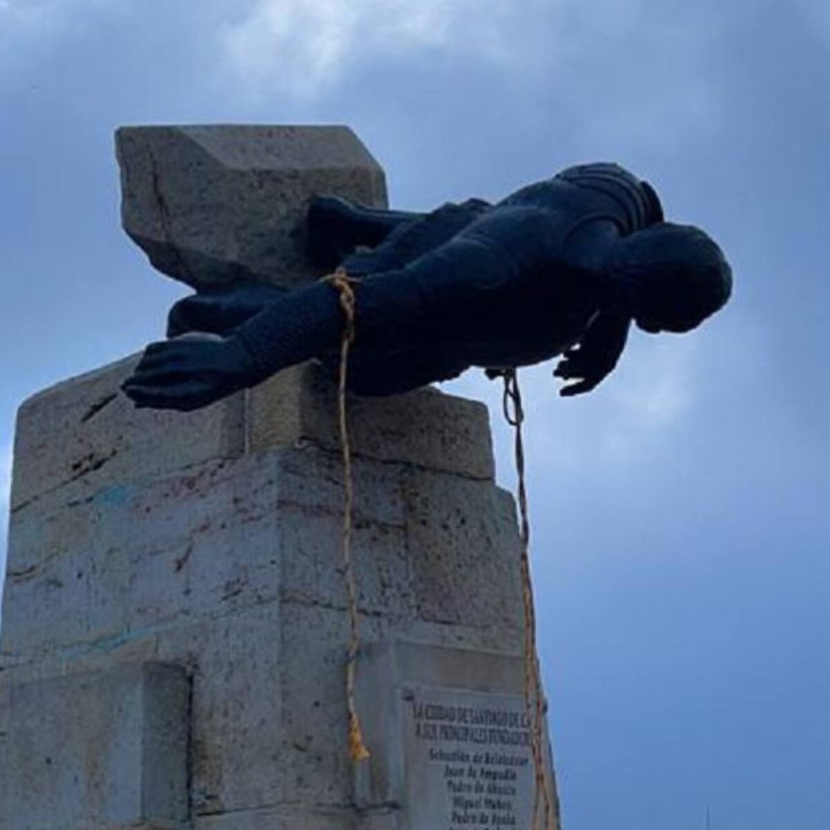 ¿Vuelve si o no la estatua de Sebastián a su pedestal?