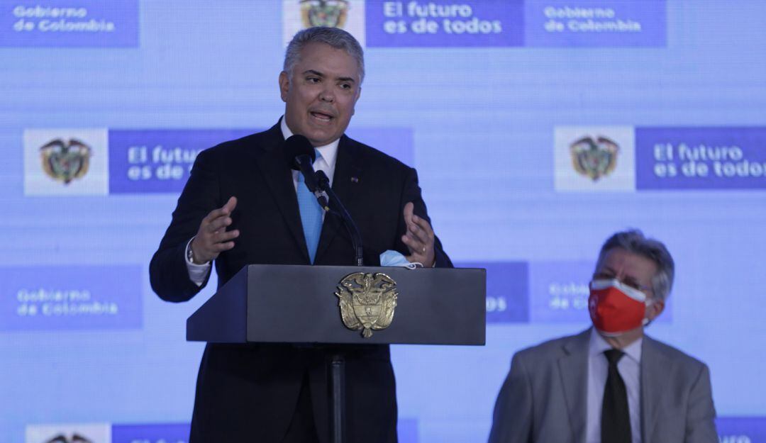 El presidente respondió tras unos mensajes del senador Gustavo Petro