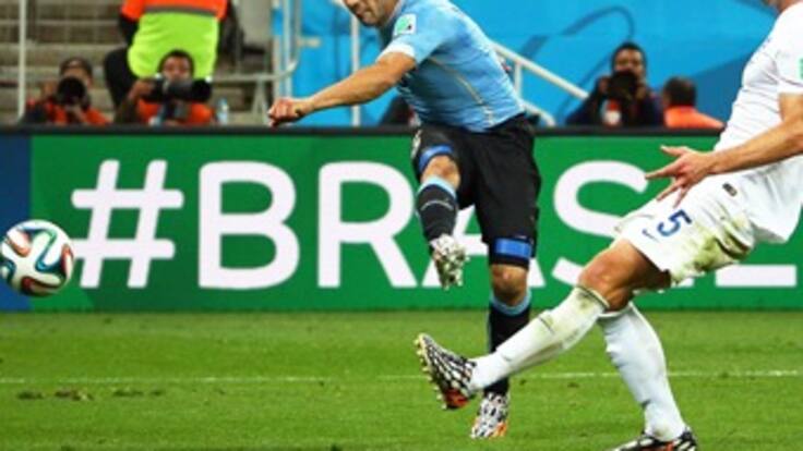 Luis Suárez marca el segundo gol uruguayo