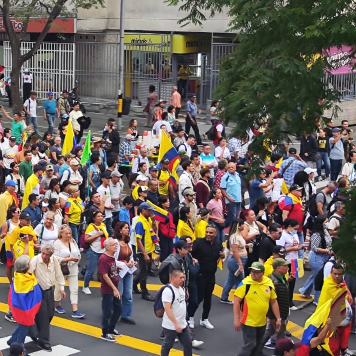 Masiva participación en marcha de Medellín; algunas personas quemaron el retrato de Trump