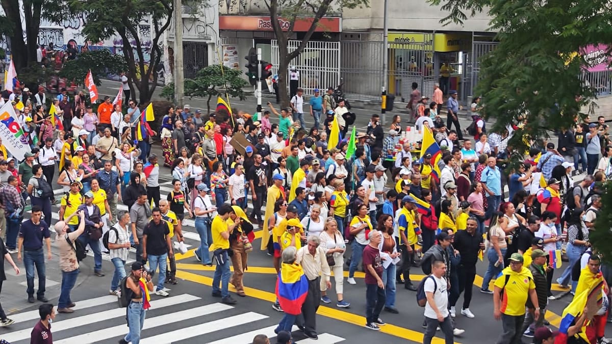 Masiva participación en marcha de Medellín; algunas personas quemaron el retrato de Trump
