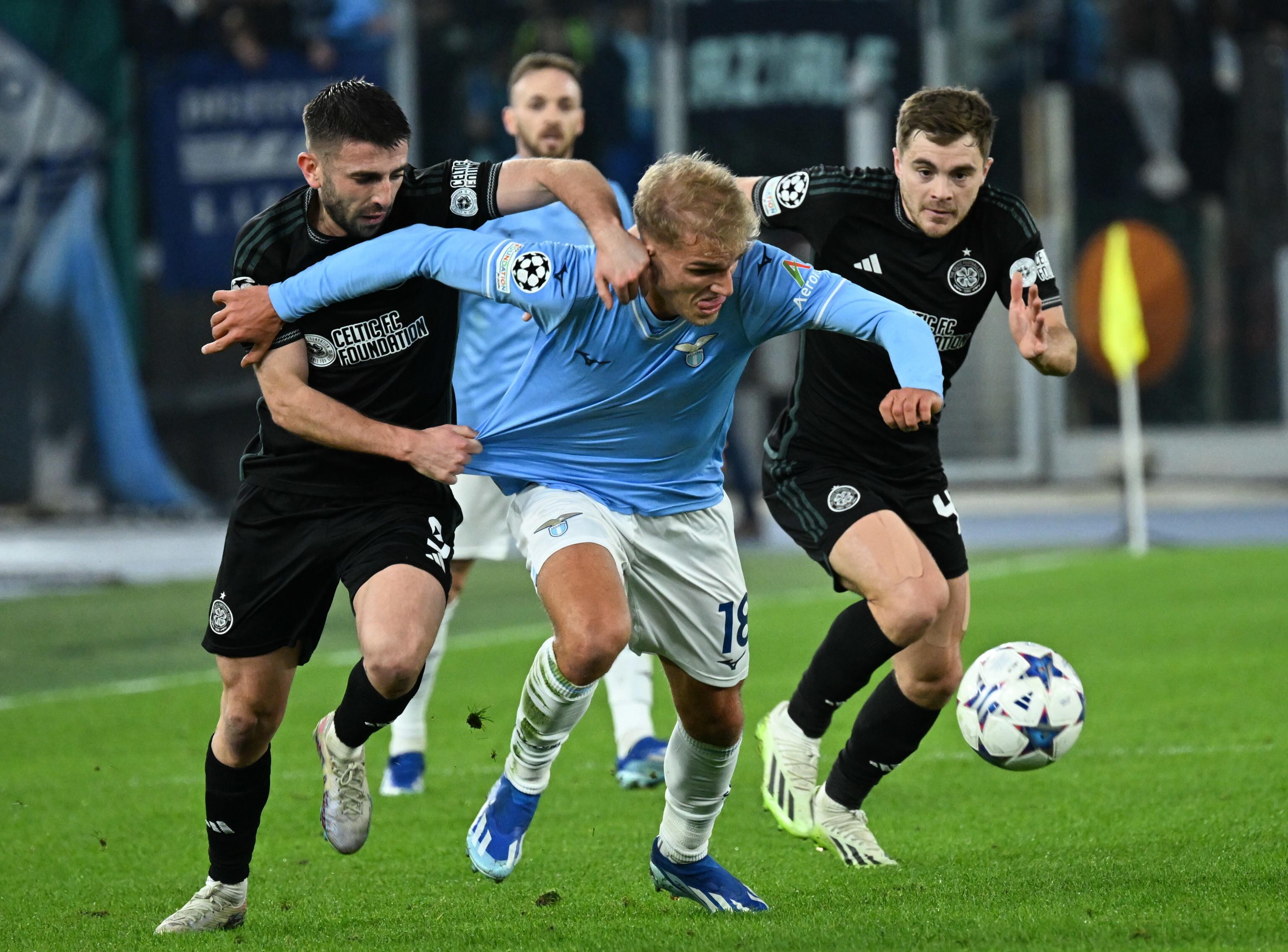 Rome (Italy), 28/11/2023.- Lazio's Gustav Isaksen (C) figth for the ball with Greg Taylor (L) of Celtic during the UEFA Champions League Group E soccer match between SS Lazio and Celtic FC, in Rome, Italy, 28 November 2023. (Liga de Campeones, Italia, Roma) EFE/EPA/MAURIZIO BRAMBATTI