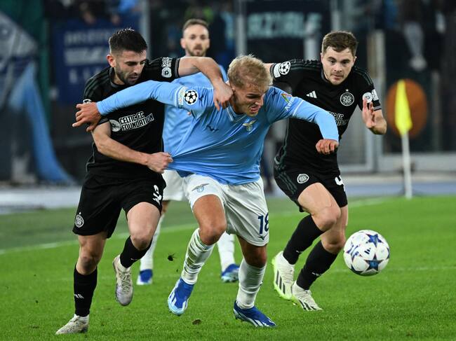 Rome (Italy), 28/11/2023.- Lazio's Gustav Isaksen (C) figth for the ball with Greg Taylor (L) of Celtic during the UEFA Champions League Group E soccer match between SS Lazio and Celtic FC, in Rome, Italy, 28 November 2023. (Liga de Campeones, Italia, Roma) EFE/EPA/MAURIZIO BRAMBATTI