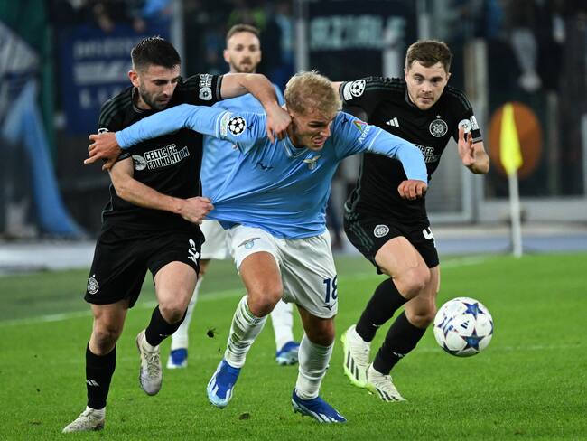 Rome (Italy), 28/11/2023.- Lazio's Gustav Isaksen (C) figth for the ball with Greg Taylor (L) of Celtic during the UEFA Champions League Group E soccer match between SS Lazio and Celtic FC, in Rome, Italy, 28 November 2023. (Liga de Campeones, Italia, Roma) EFE/EPA/MAURIZIO BRAMBATTI