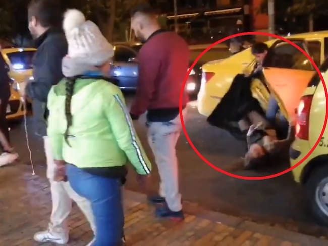 (Video) Mujer taxista arrastró a pasajera por trasbocarse en el carro