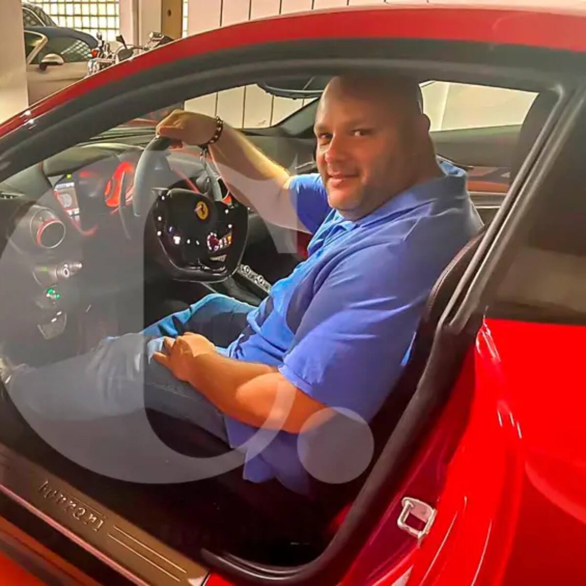 En Ferrari y con Rolex, así se fotografiaba Miguel Quintero, hermano de Daniel Quintero