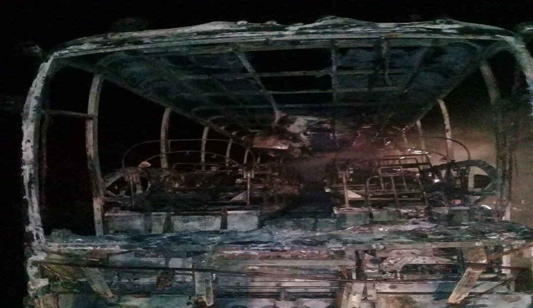 El bus consumido por el fuego.