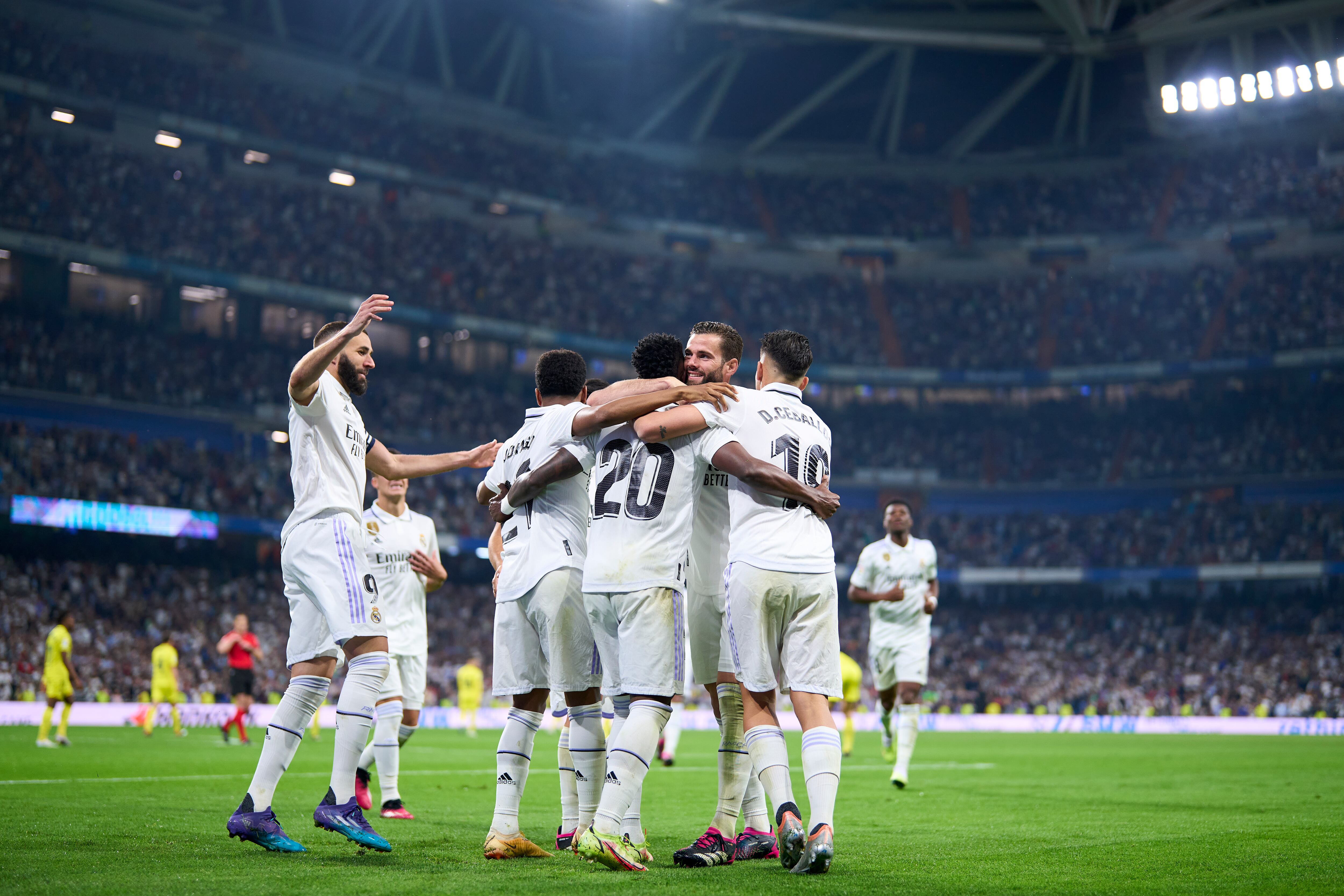 MADRID, ESPAÑA - 08 DE ABRIL: Vinicius Junior del Real Madrid CF celebra después de marcar el segundo gol de su equipo durante el partido de LaLiga Santander entre el Real Madrid CF y el Villarreal CF en el Estadio Santiago Bernabeu el 08 de abril de 2023 en Madrid, España. (Foto de Diego Souto/Quality Sport Images/Getty Images)