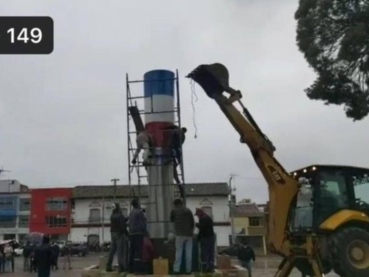Alcaldía de Pupiales tapó la estatua de Simón Bolívar