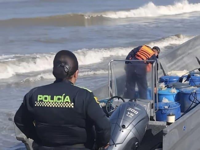 Embarcación en que habían los ciudadanos extranjeros. Foto: Policía