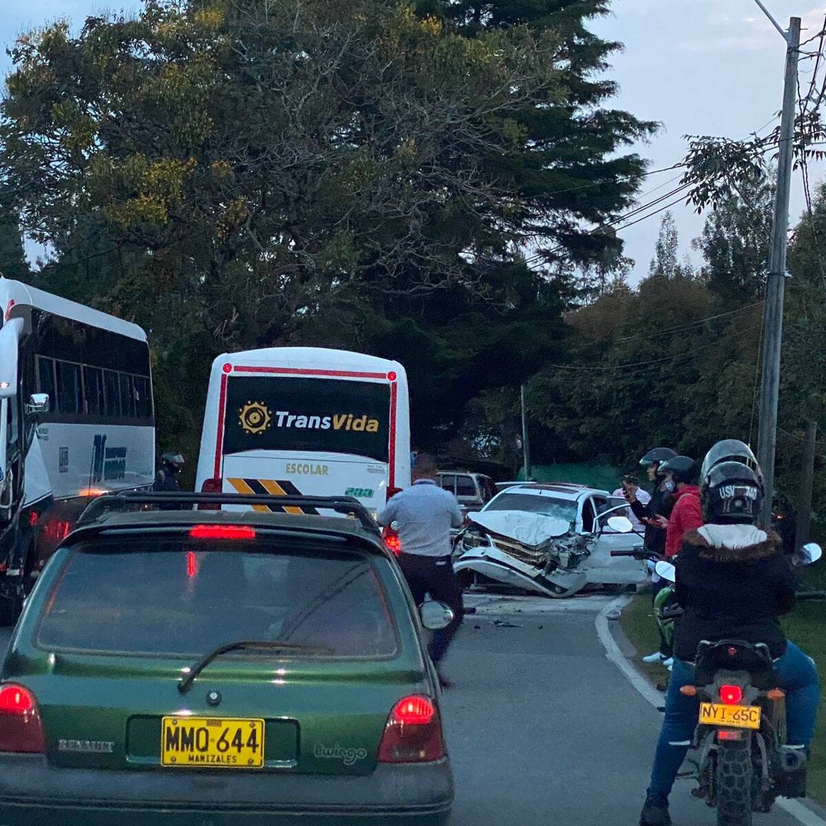 El choque entre un bus y un vehículo particular dejó seis lesionados en La Ceja